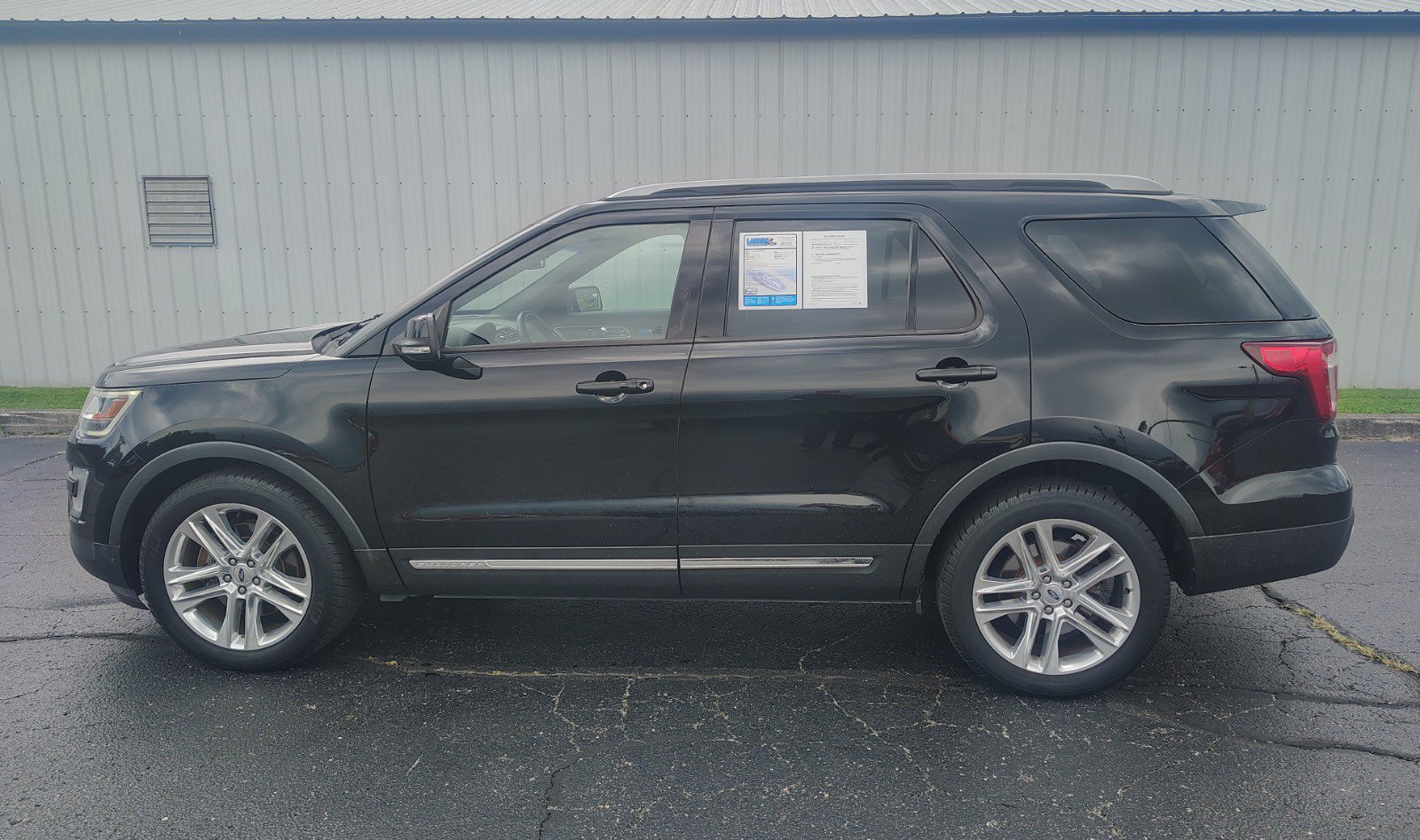 Used 2017 Ford Explorer XLT w/ Equipment Group 201A FWD image 8