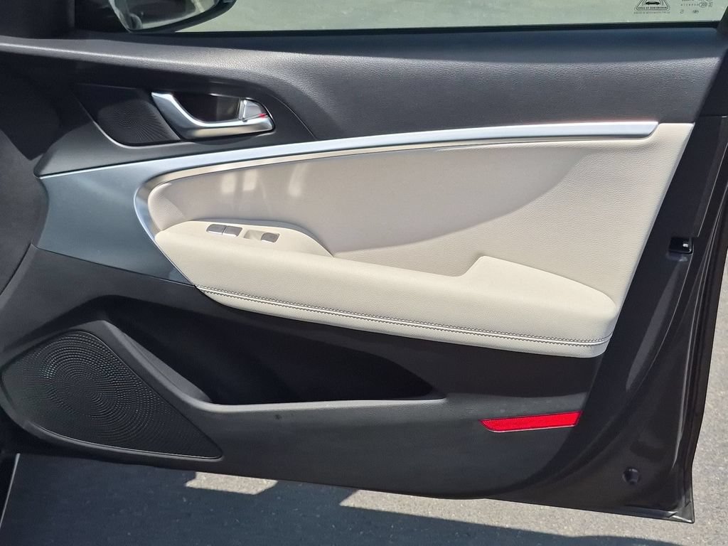 Used 2025 Genesis G70 2.5T RWD image 33