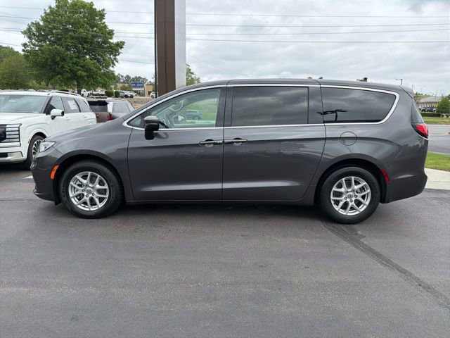 Used 2023 Chrysler Pacifica Touring-L image 4