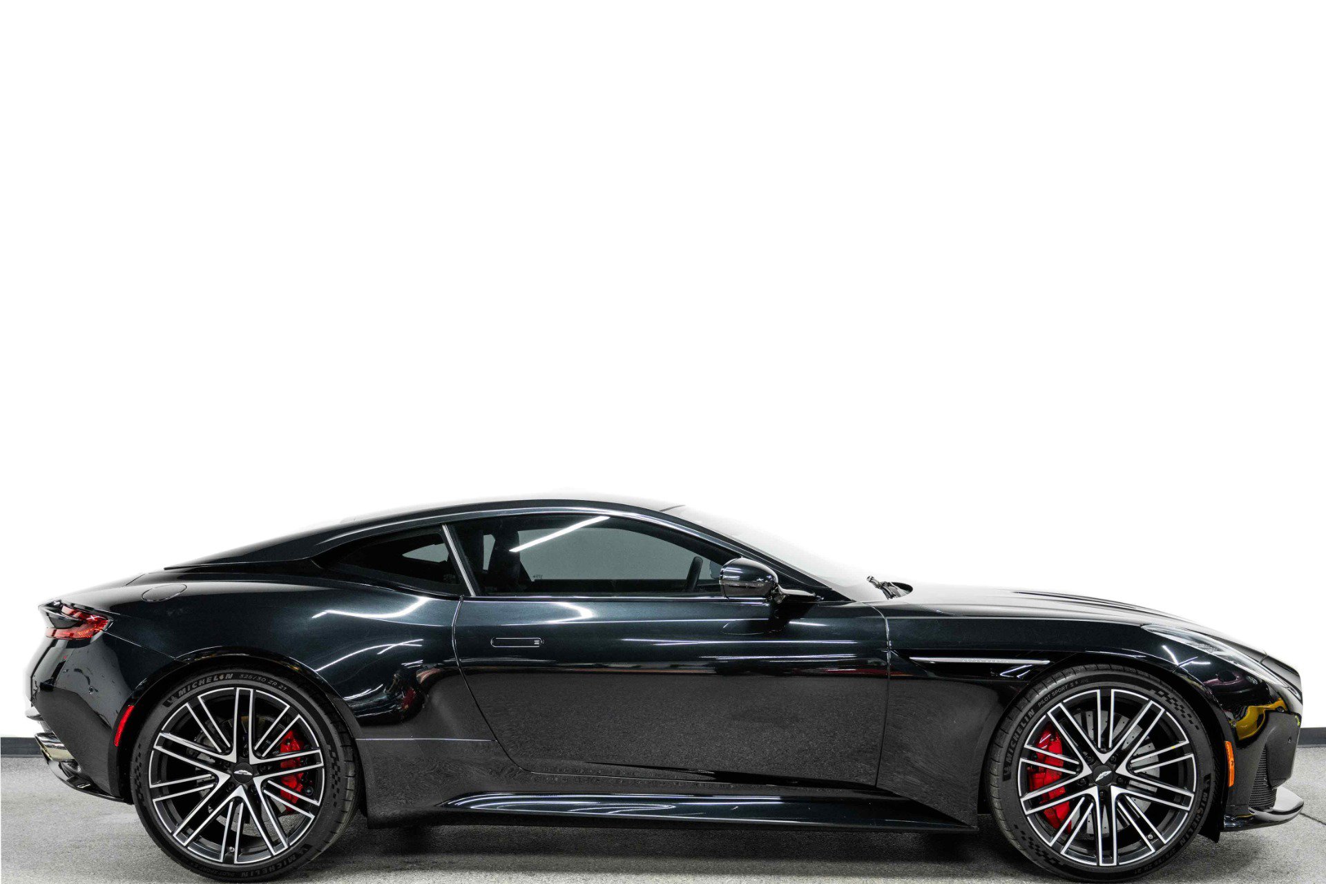 Used 2024 Aston Martin DB12 Coupe image 2