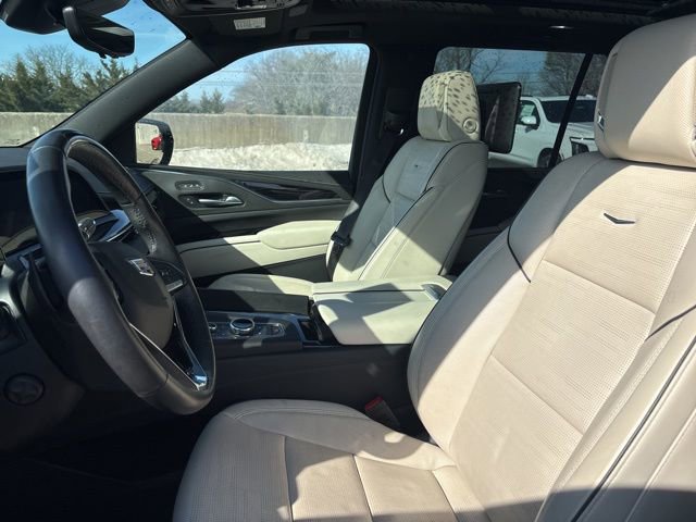 Used 2023 Cadillac Escalade Sport w/ LPO, ONYX Package image 3