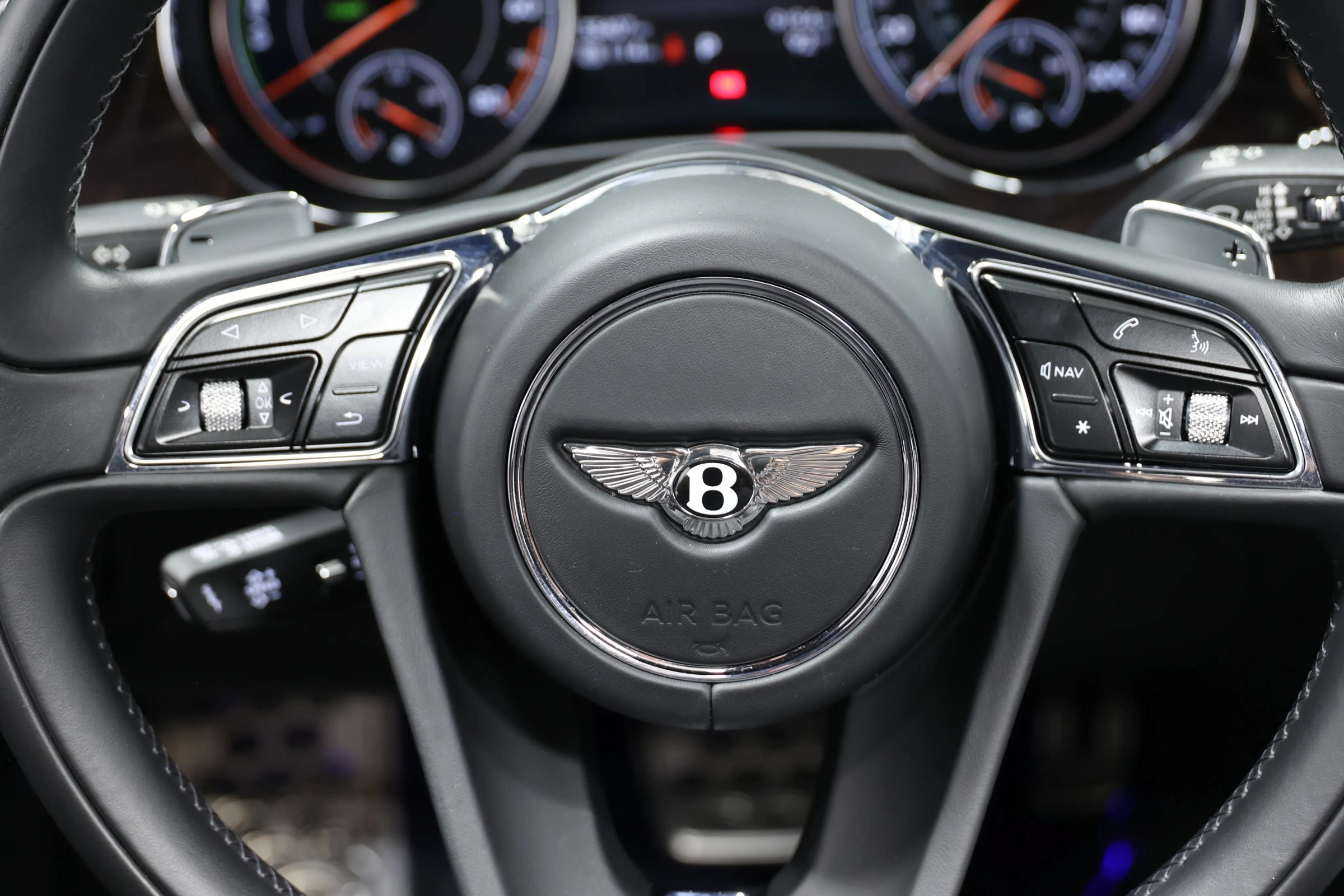 Used 2020 Bentley Bentayga Plug-In Hybrid AWD/4WD image 28