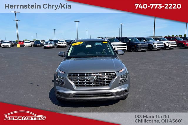 Used 2024 Hyundai Venue SEL FWD image 2