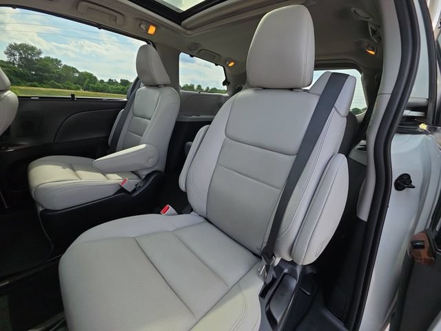 Used 2020 Toyota Sienna Limited Premium FWD image 30