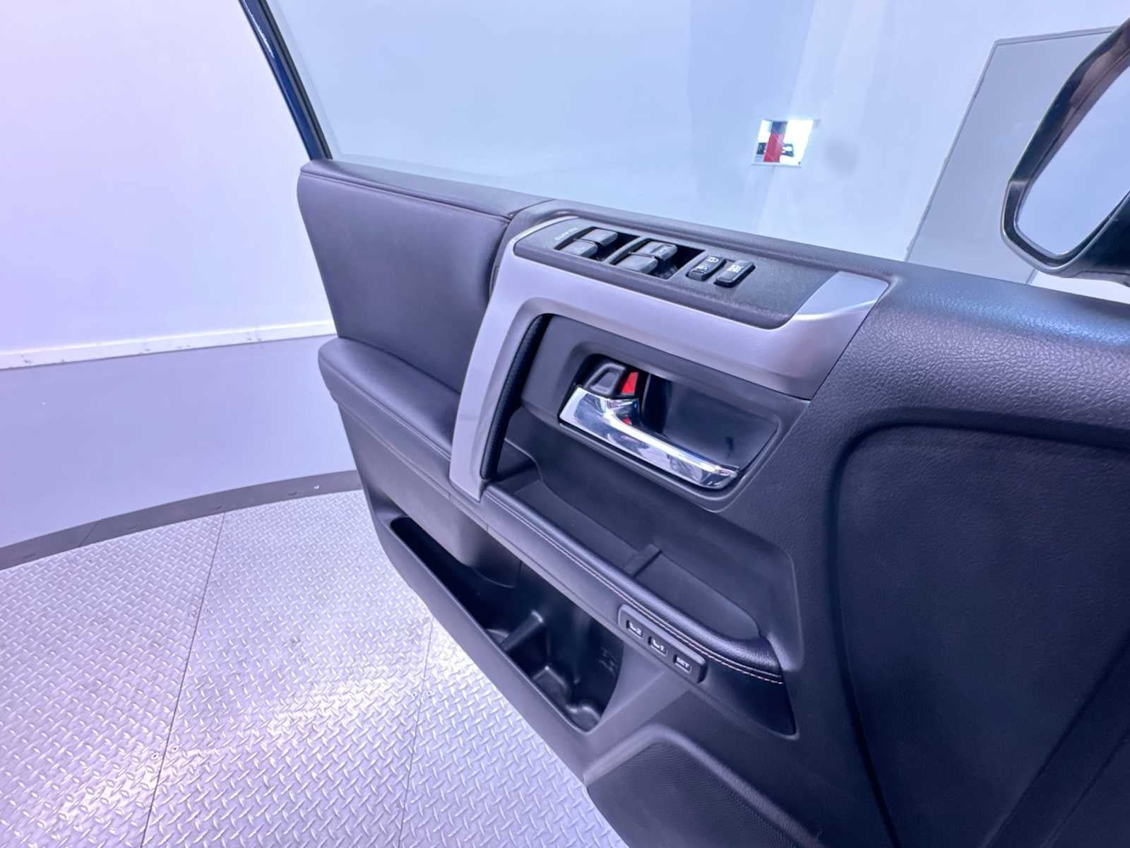 Used 2020 Toyota 4Runner Limited AWD/4WD image 32