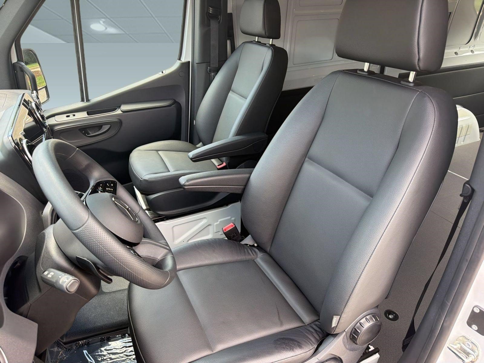 Used 2025 Mercedes-Benz Sprinter 2500 image 5