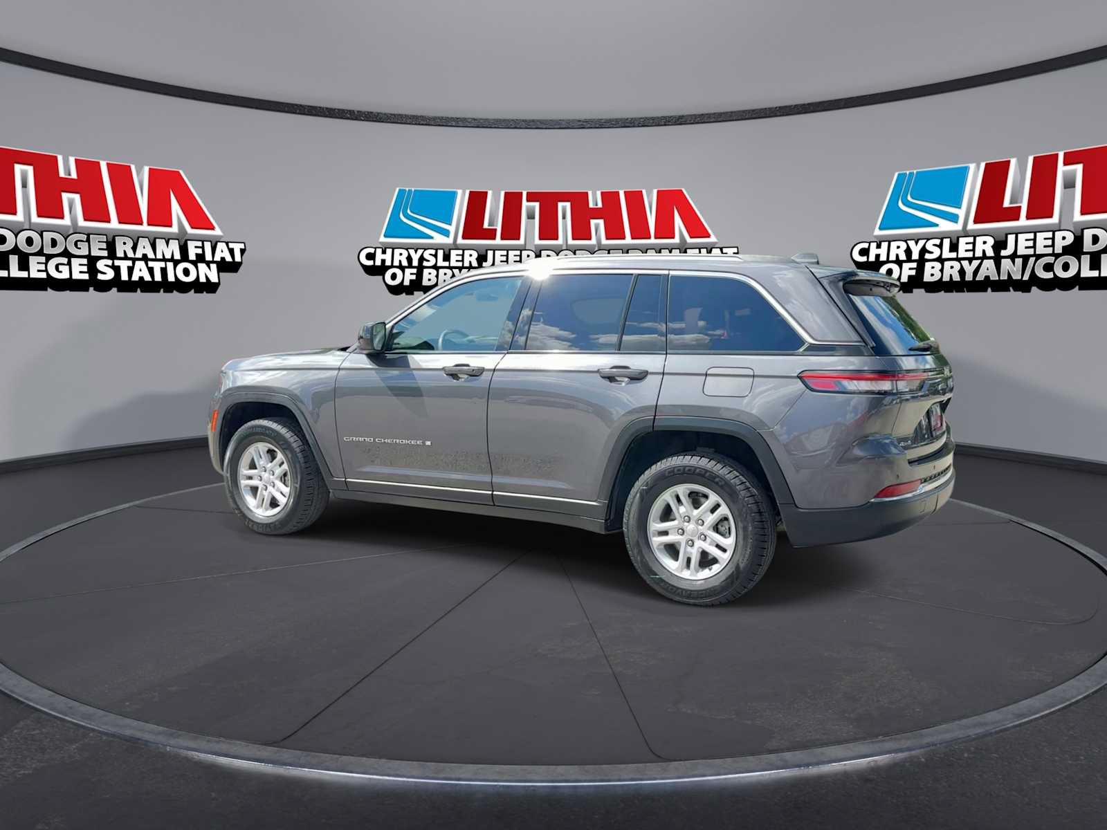 Used 2024 Jeep Grand Cherokee Laredo AWD/4WD image 5