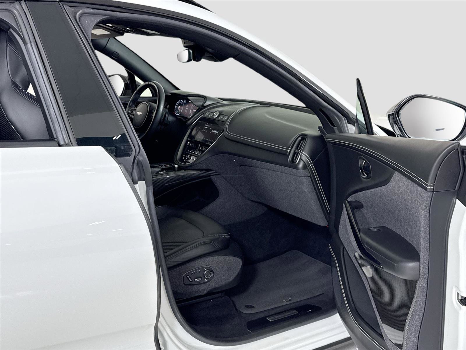 Used 2021 Aston Martin DBX image 34