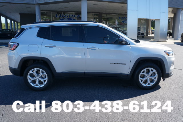 Used 2024 Jeep Compass Latitude AWD/4WD image 2