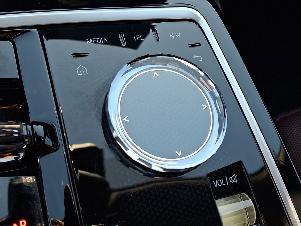 Used 2025 BMW 760i xDrive w/ Executive Package image 25