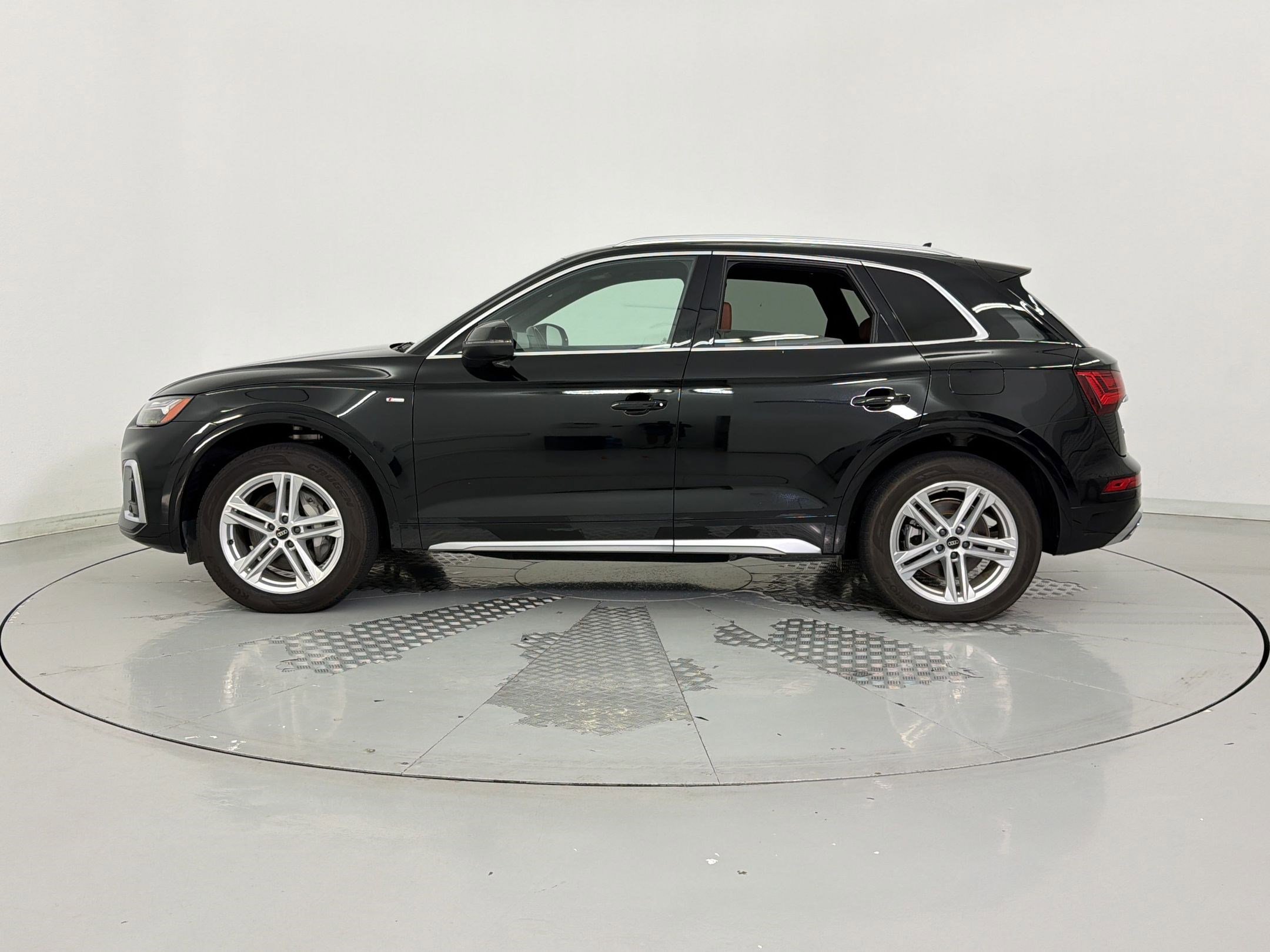 Used 2022 Audi Q5 e Premium Plus w/ Premium Plus Package AWD/4WD image 2