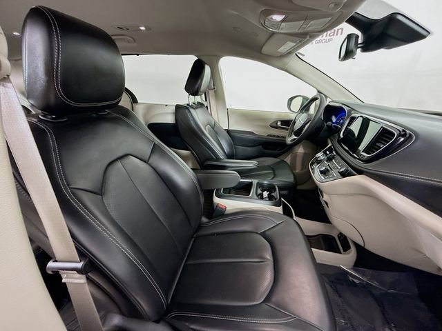 Used 2023 Chrysler Pacifica Touring-L image 26