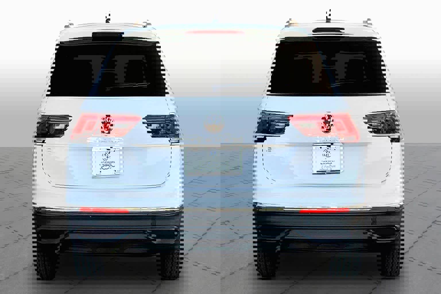 Used 2022 Volkswagen Tiguan SE w/ Panoramic Sunroof Package image 5