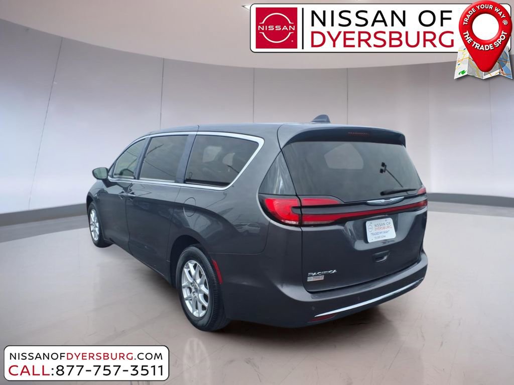Used 2023 Chrysler Pacifica Touring-L image 5