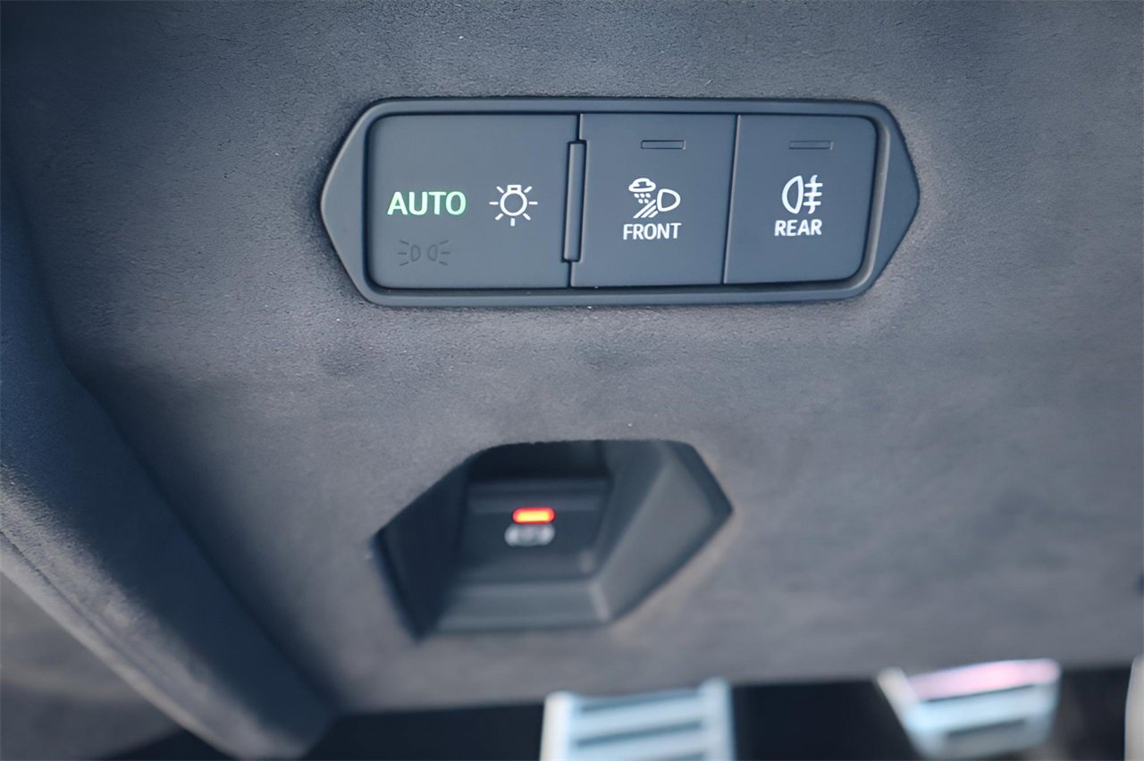 Used 2025 Lamborghini Revuelto image 16