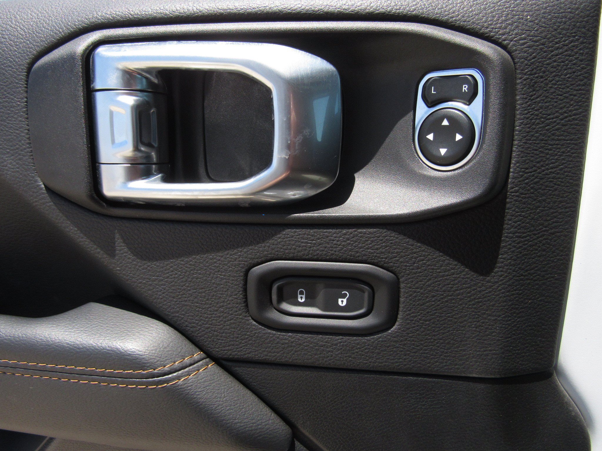 Used 2023 Jeep Wrangler Unlimited Sahara AWD/4WD image 22