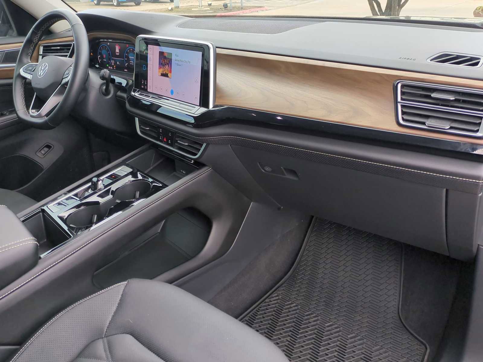 Used 2024 Volkswagen Atlas SE w/ Black Wheel Package FWD image 28