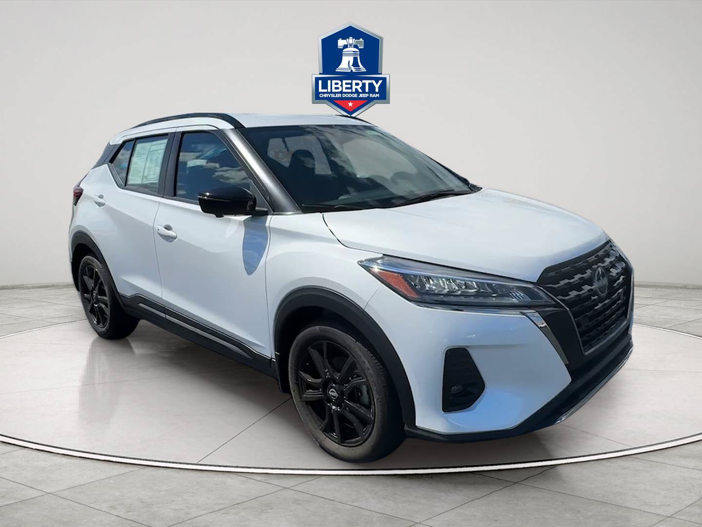 Used 2023 Nissan Kicks SR FWD image 3