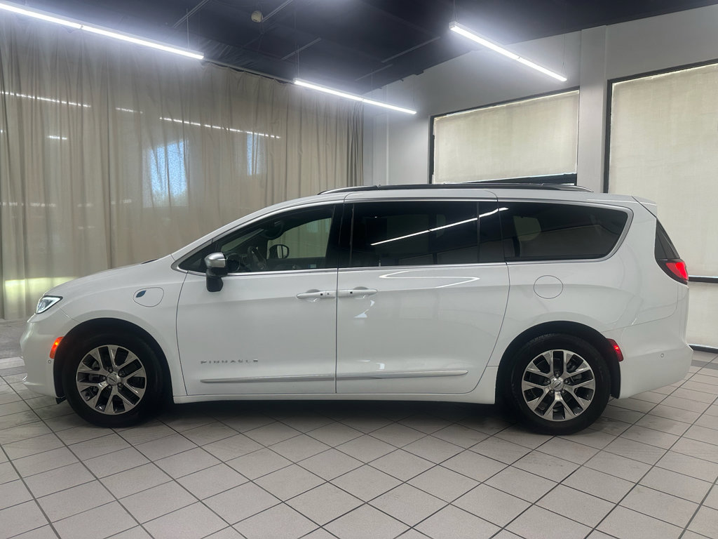 Used 2025 Chrysler Pacifica Pinnacle FWD image 11