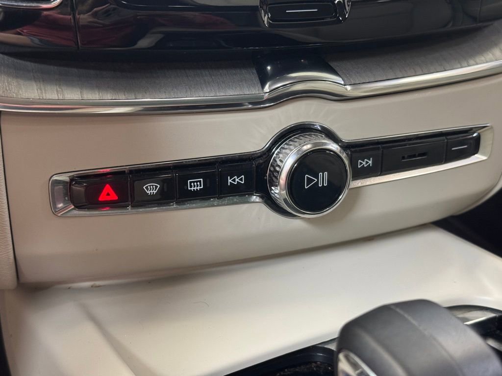Used 2023 Volvo XC60 B5 Plus image 38