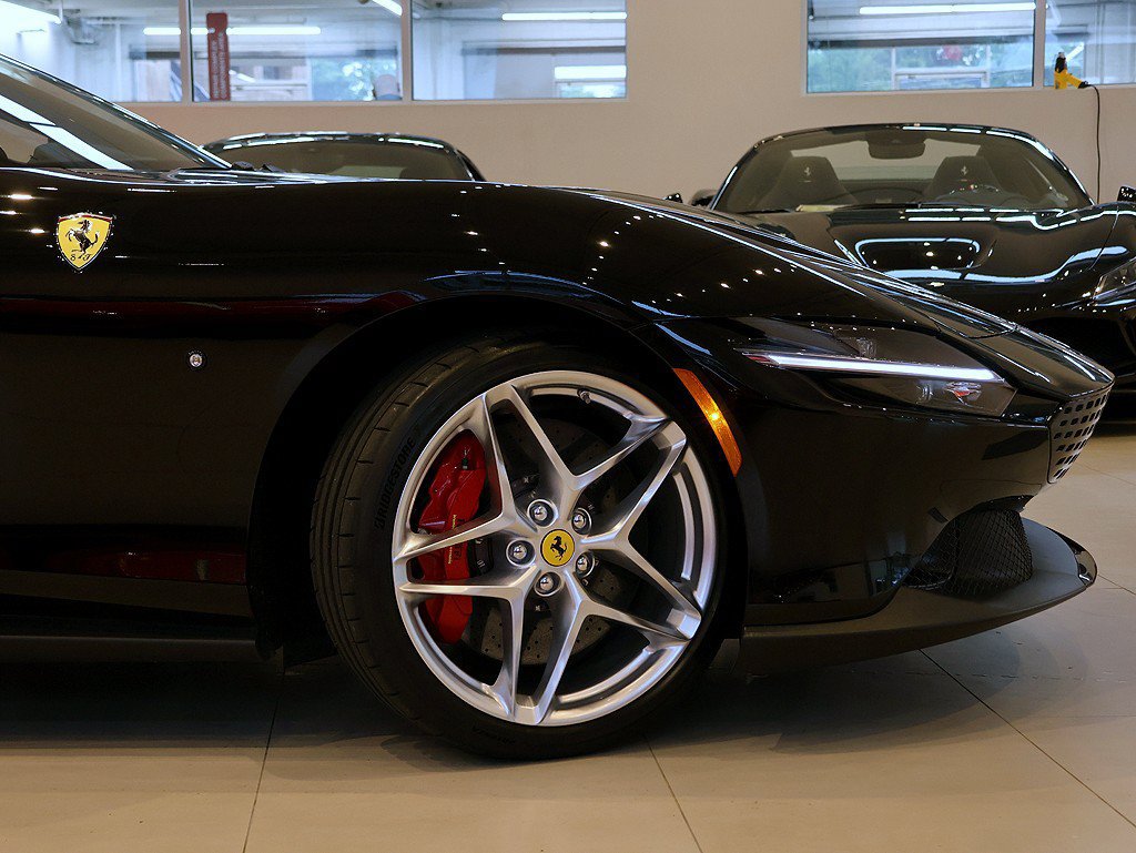 Certified 2025 Ferrari Roma Spider RWD image 54