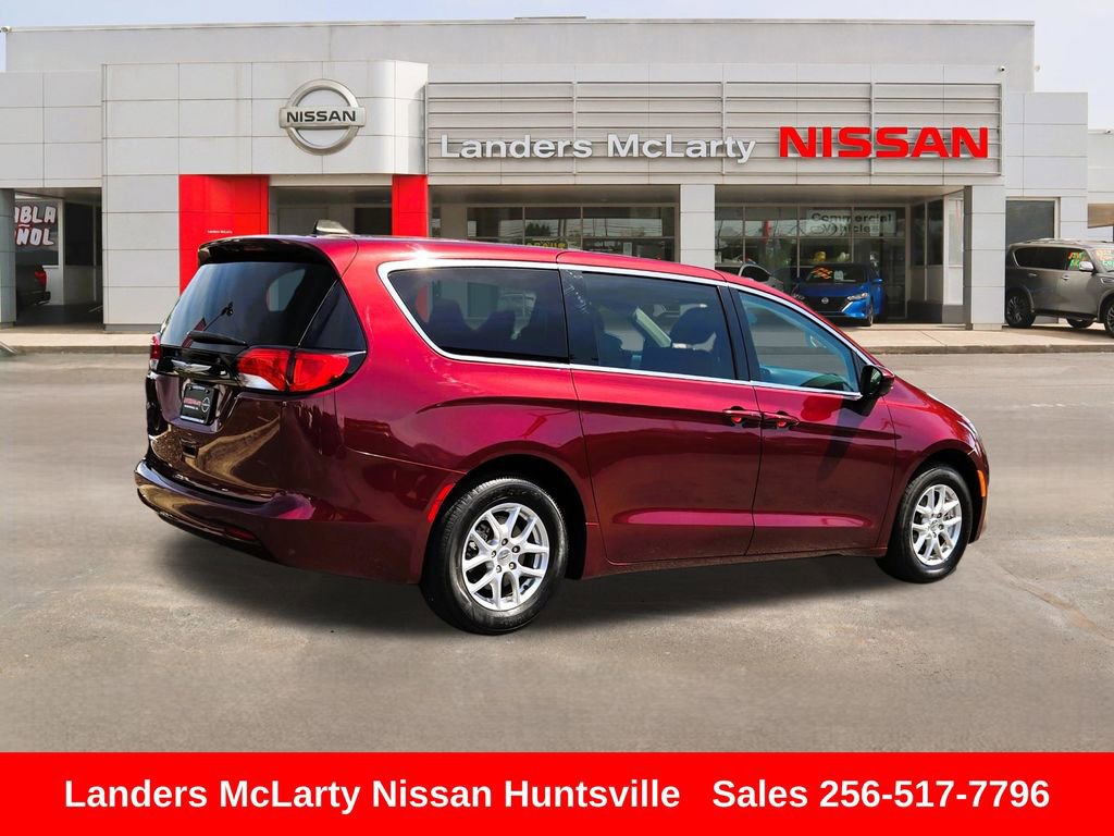 Used 2023 Chrysler Voyager LX FWD image 3