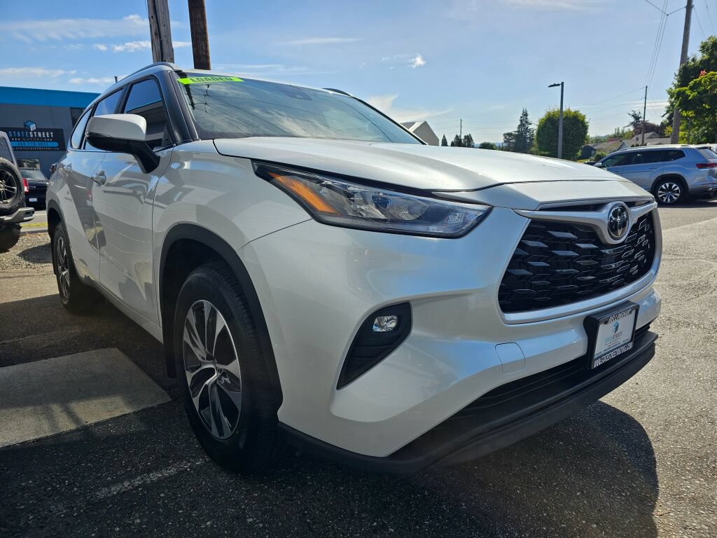 Used 2025 Toyota Highlander XLE AWD/4WD image 6