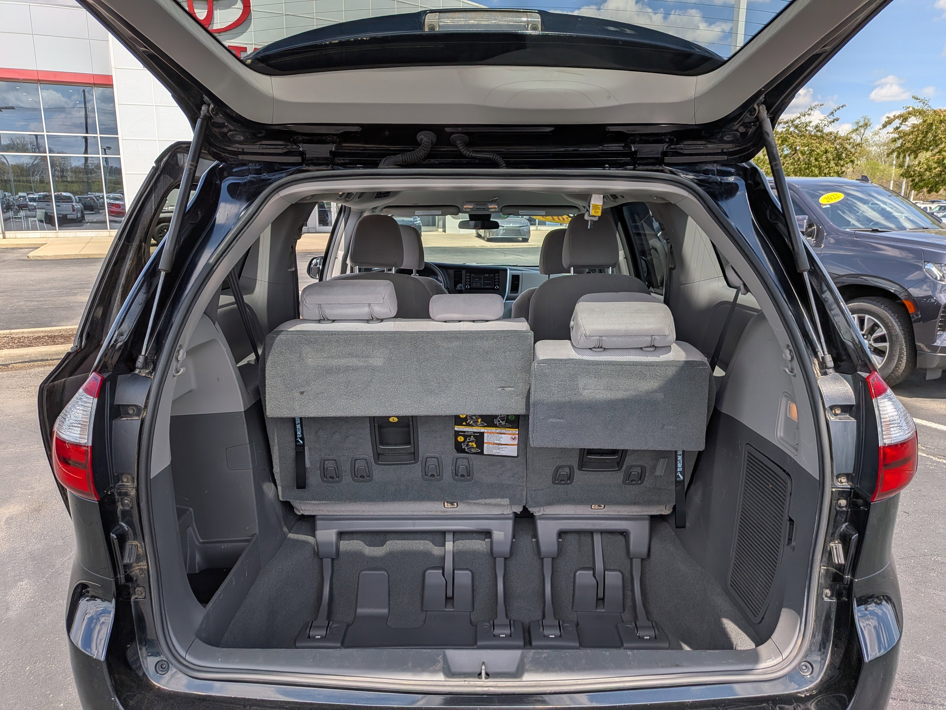 Used 2019 Toyota Sienna L w/ Carpet Mat Package FWD image 21