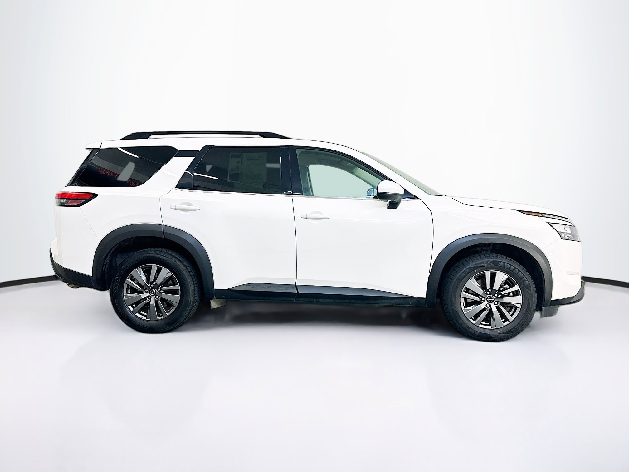 Used 2025 Nissan Pathfinder SV image 10