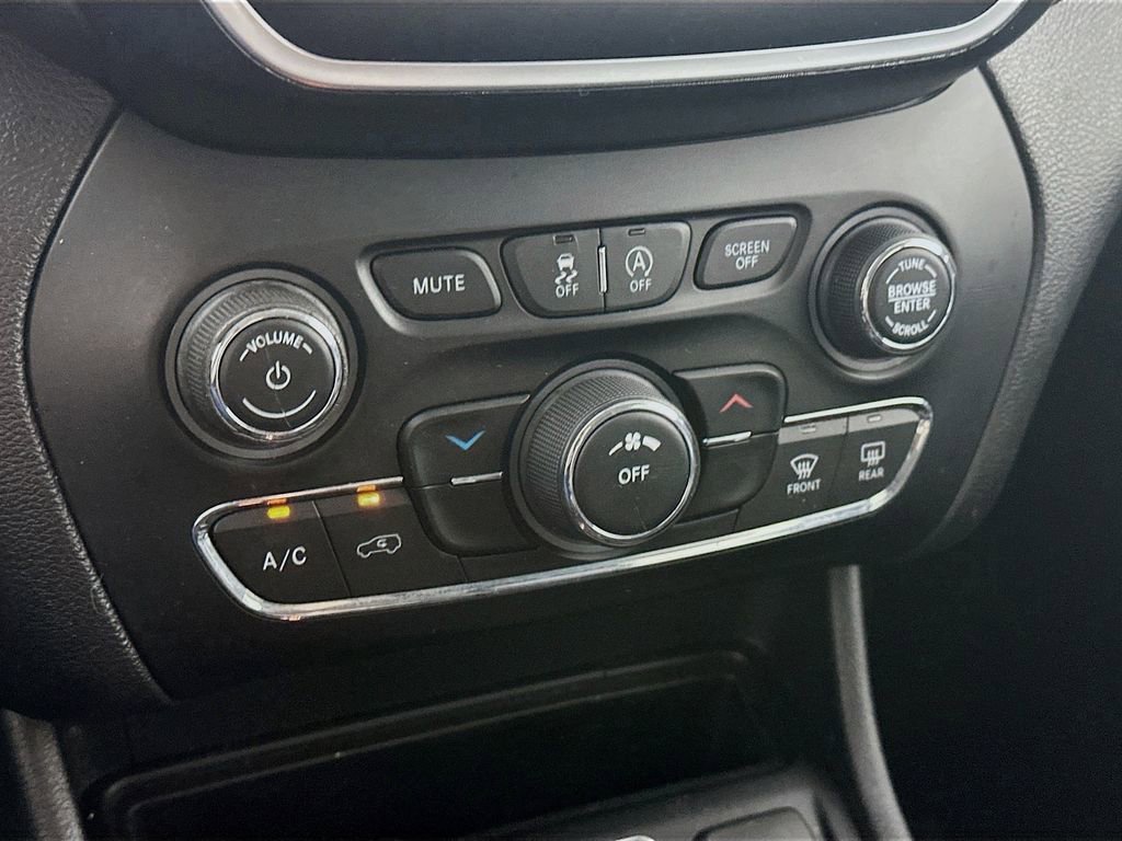 Used 2020 Jeep Cherokee Latitude Plus image 18