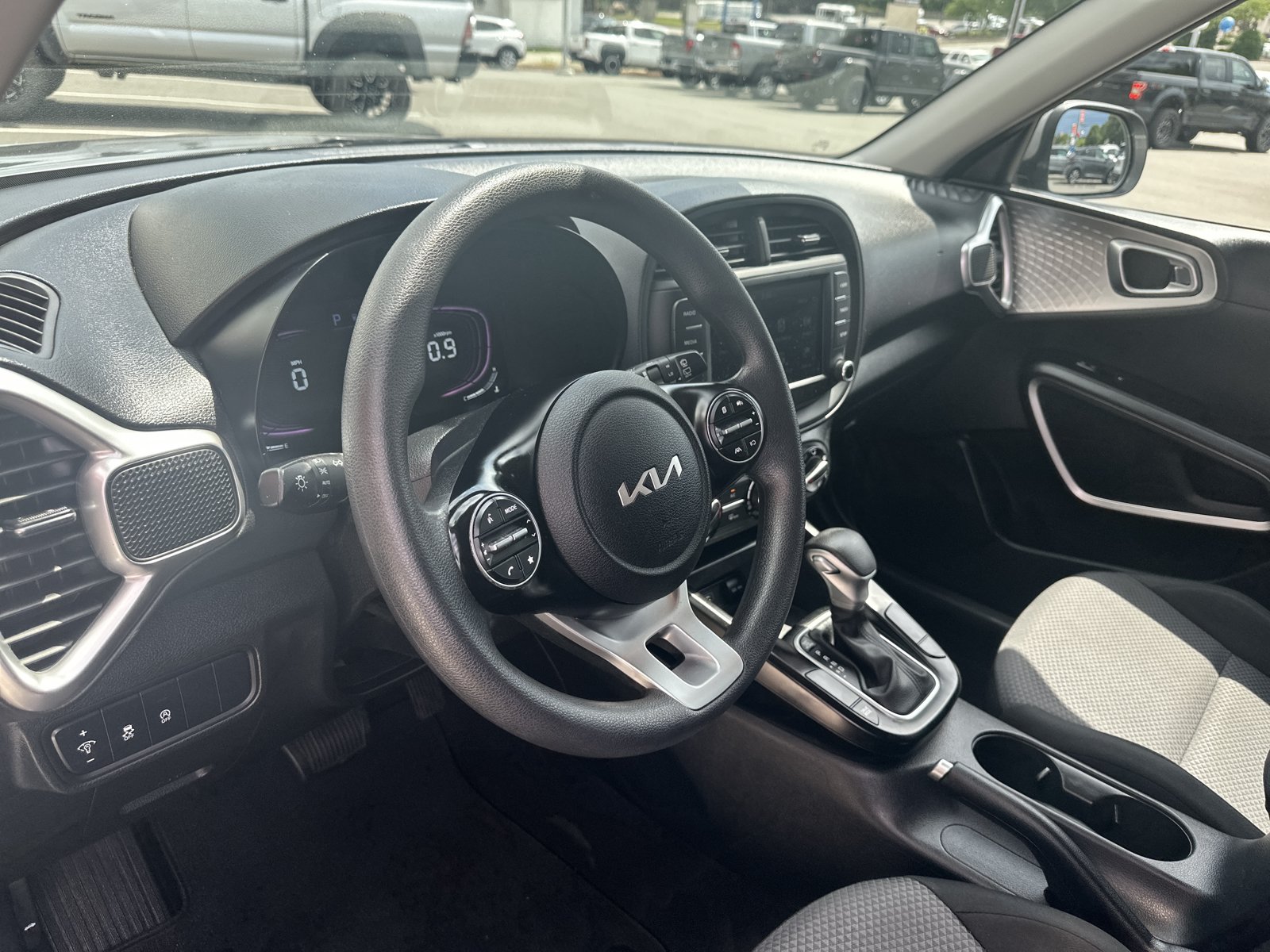 Used 2024 Kia Soul LX w/ LX Technology Package FWD image 19