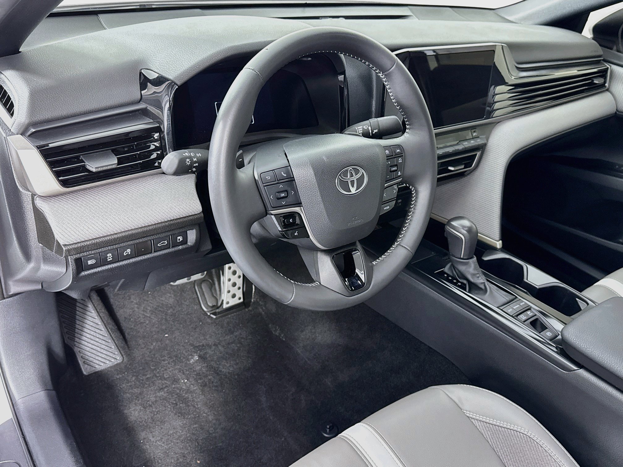 Used 2025 Toyota Camry SE AWD/4WD image 9
