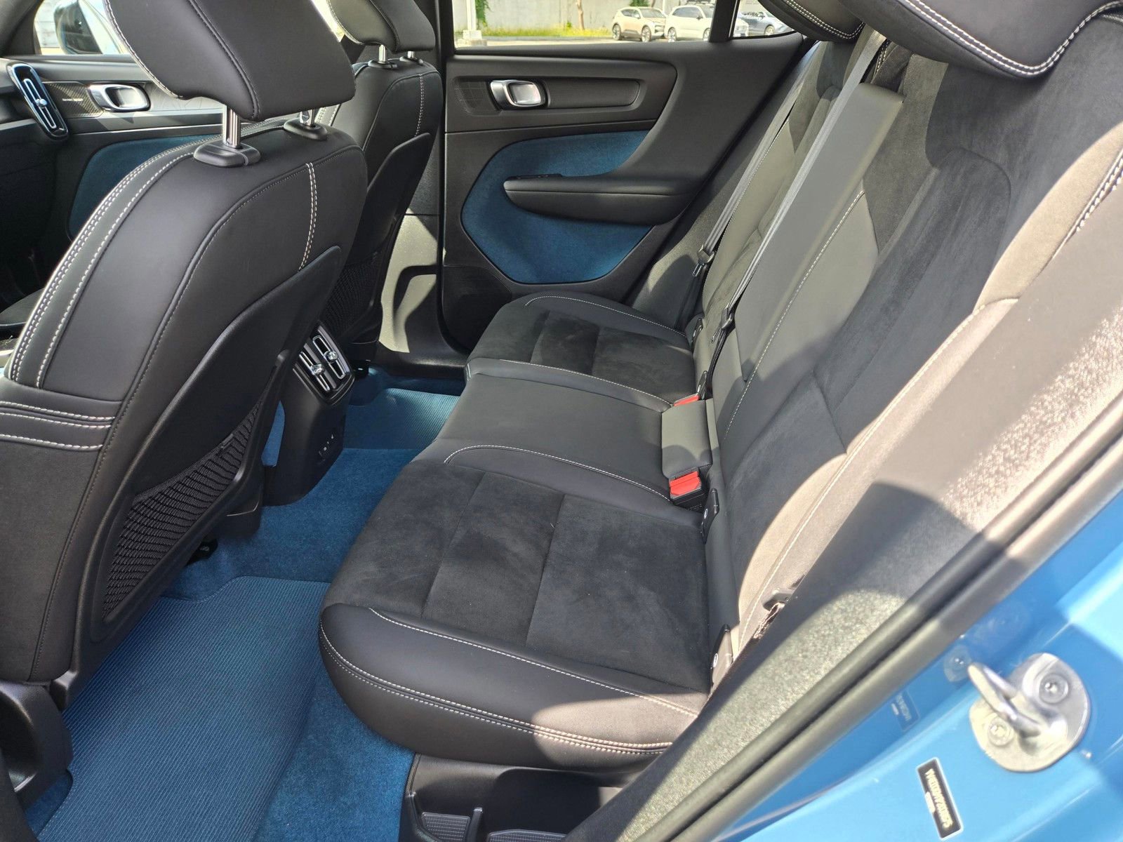 Certified 2023 Volvo C40 P8 Recharge Ultimate w/ Protection Package Premier image 9