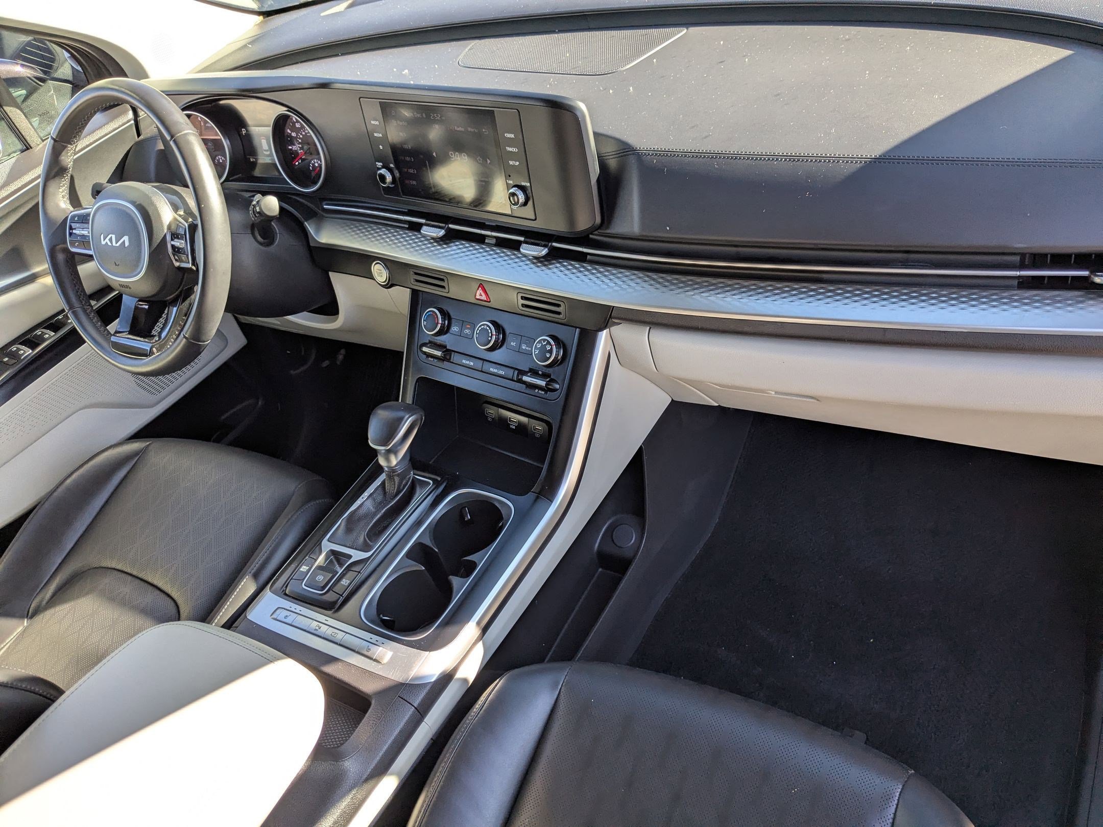 Used 2024 Kia Carnival LX image 32