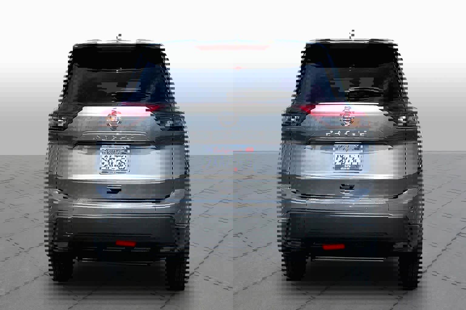 Used 2025 Nissan Rogue SV image 4