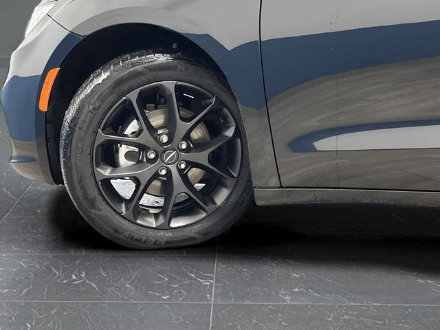 Used 2025 Chrysler Pacifica Limited image 35