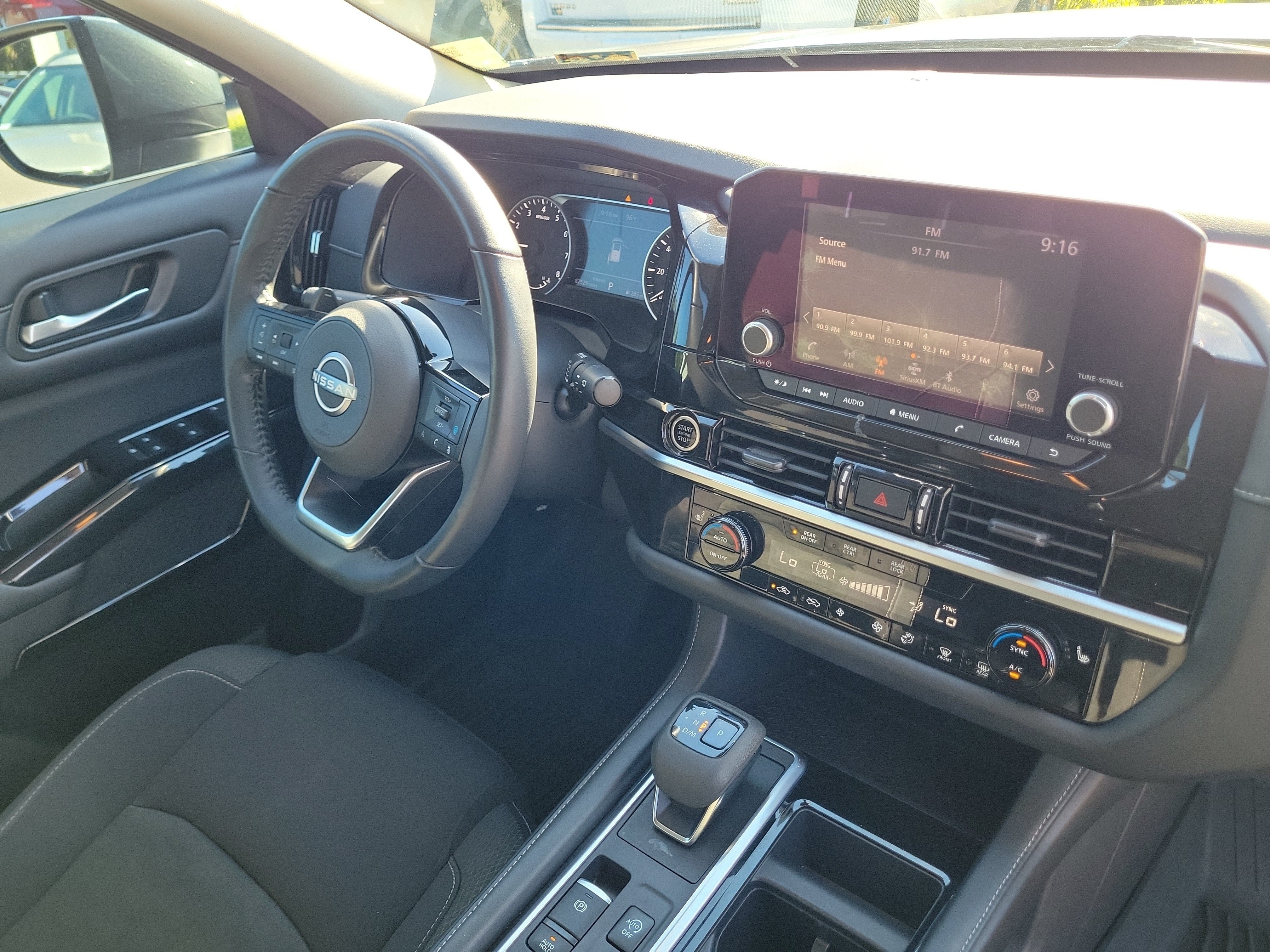 Used 2022 Nissan Pathfinder SV w/ SV Premium Package FWD image 8