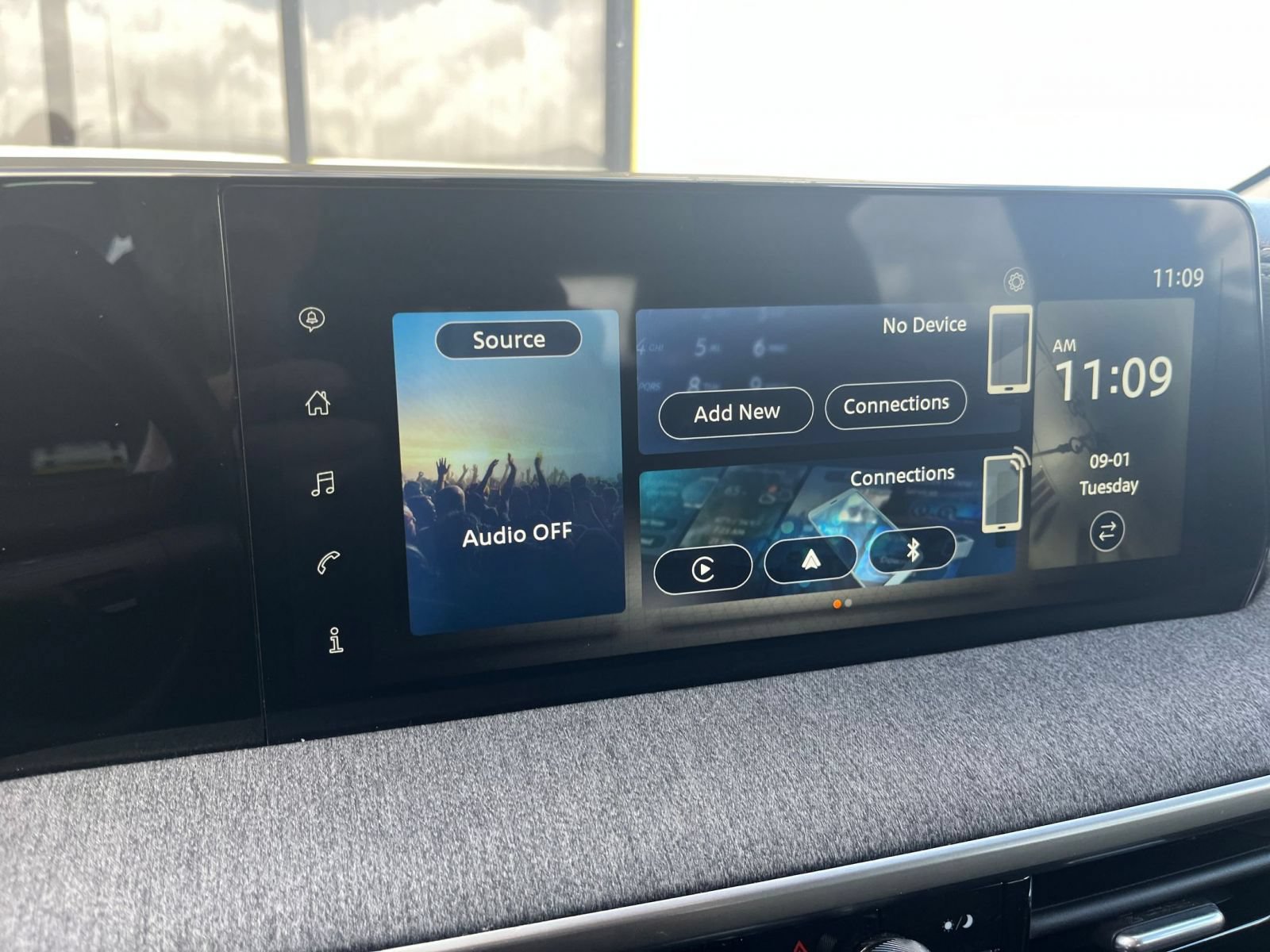 Used 2025 Nissan Kicks SV FWD image 19