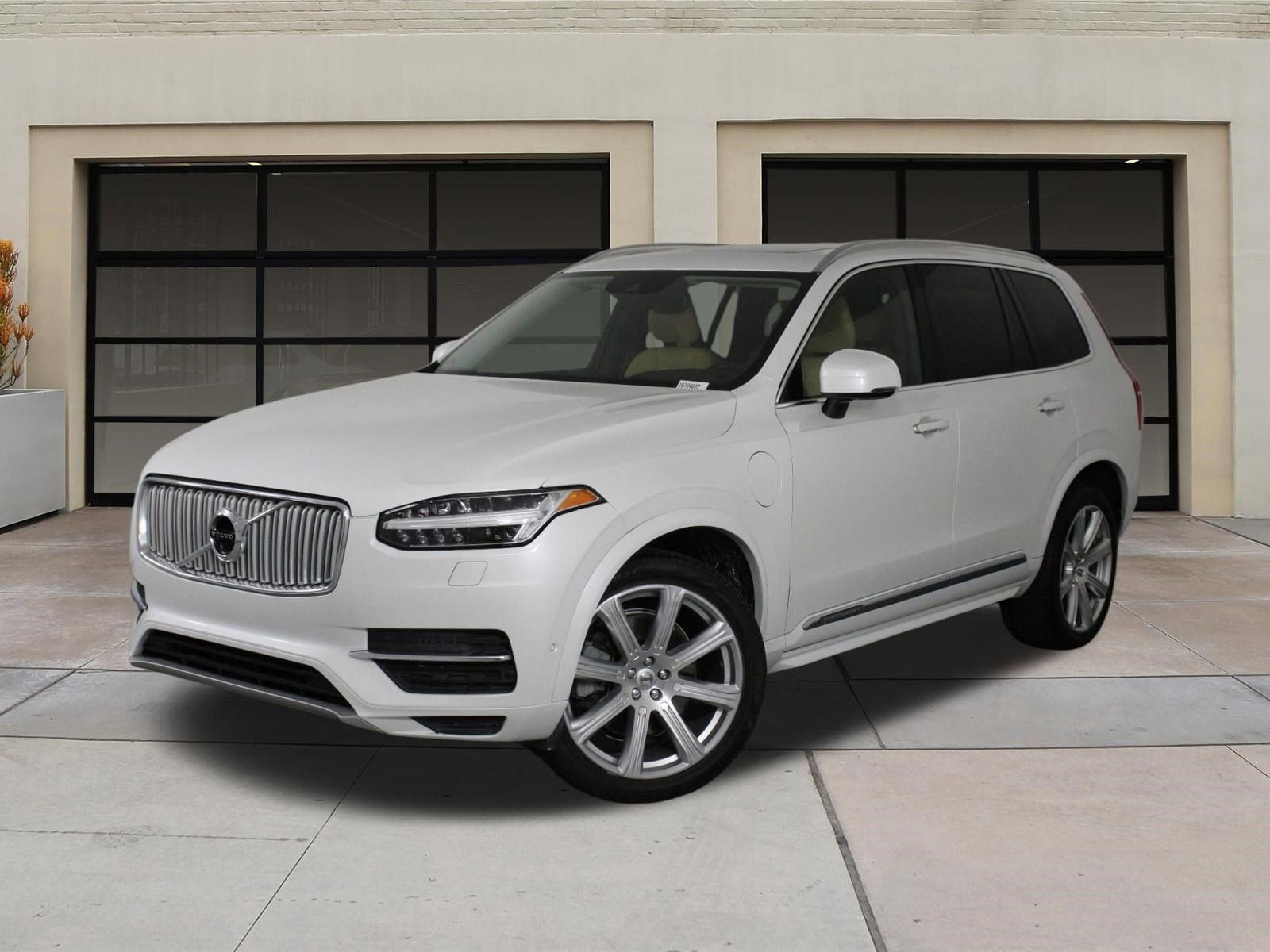 Used 2016 Volvo XC90 T8 Inscription w/ Vision Package AWD/4WD image 3