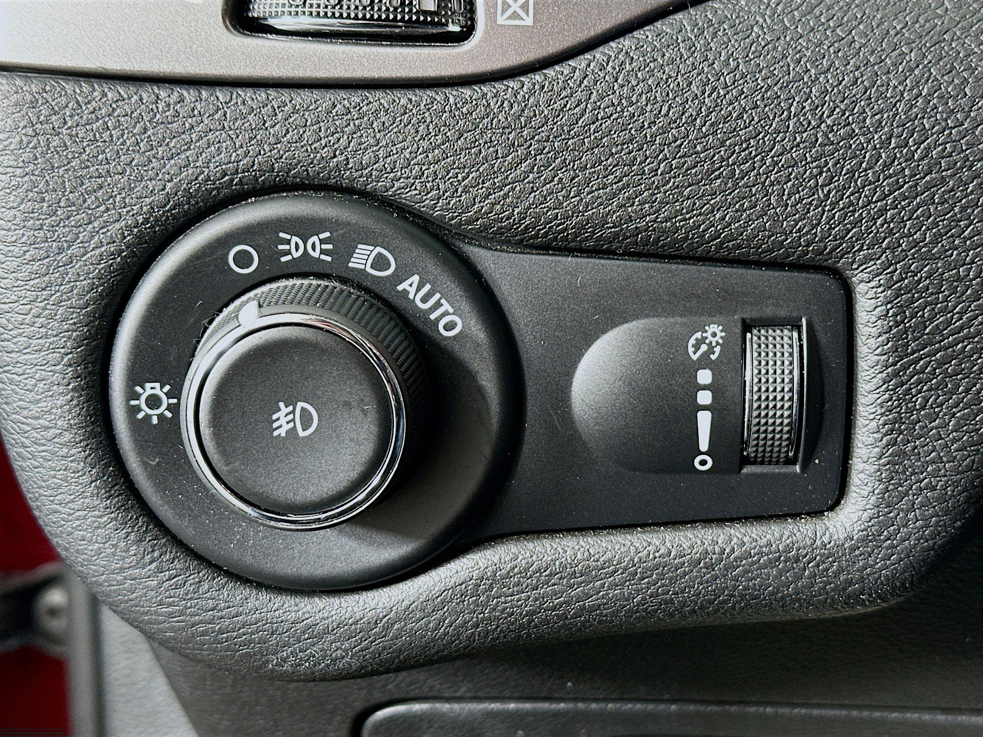 Used 2019 Jeep Cherokee Latitude w/ Popular Appearance Group image 15