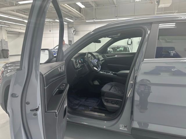 Used 2024 Volkswagen Atlas Cross Sport SE w/ Black Wheel Package AWD/4WD image 2