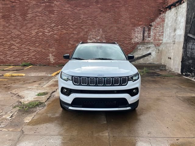 Used 2025 Jeep Compass Limited AWD/4WD image 2