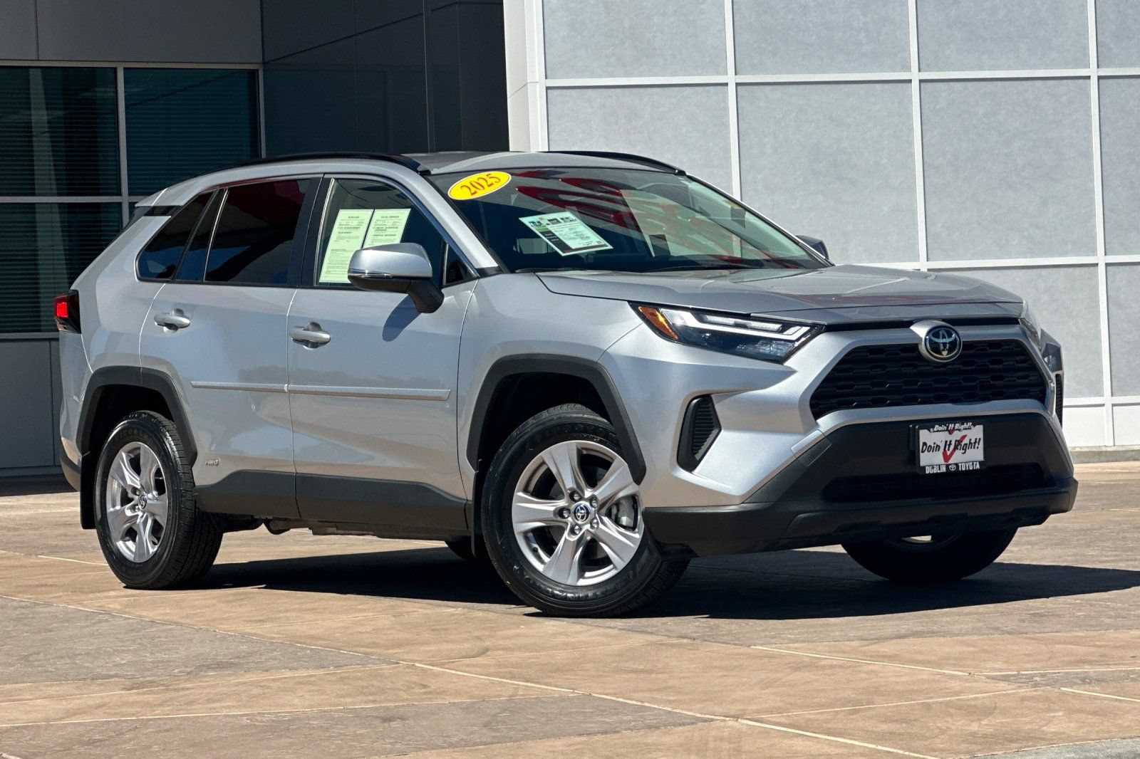 Used 2025 Toyota RAV4 XLE AWD/4WD image 2