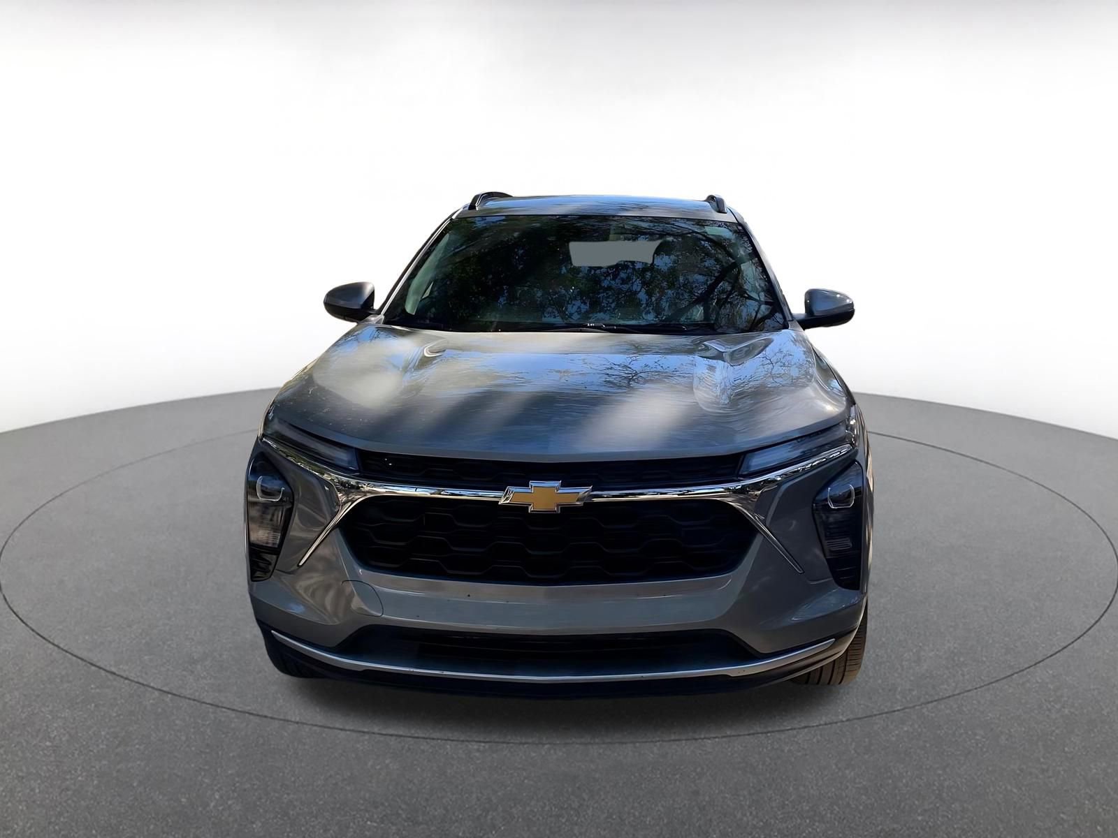 Used 2025 Chevrolet Trax LT w/ LT Convenience Package image 2