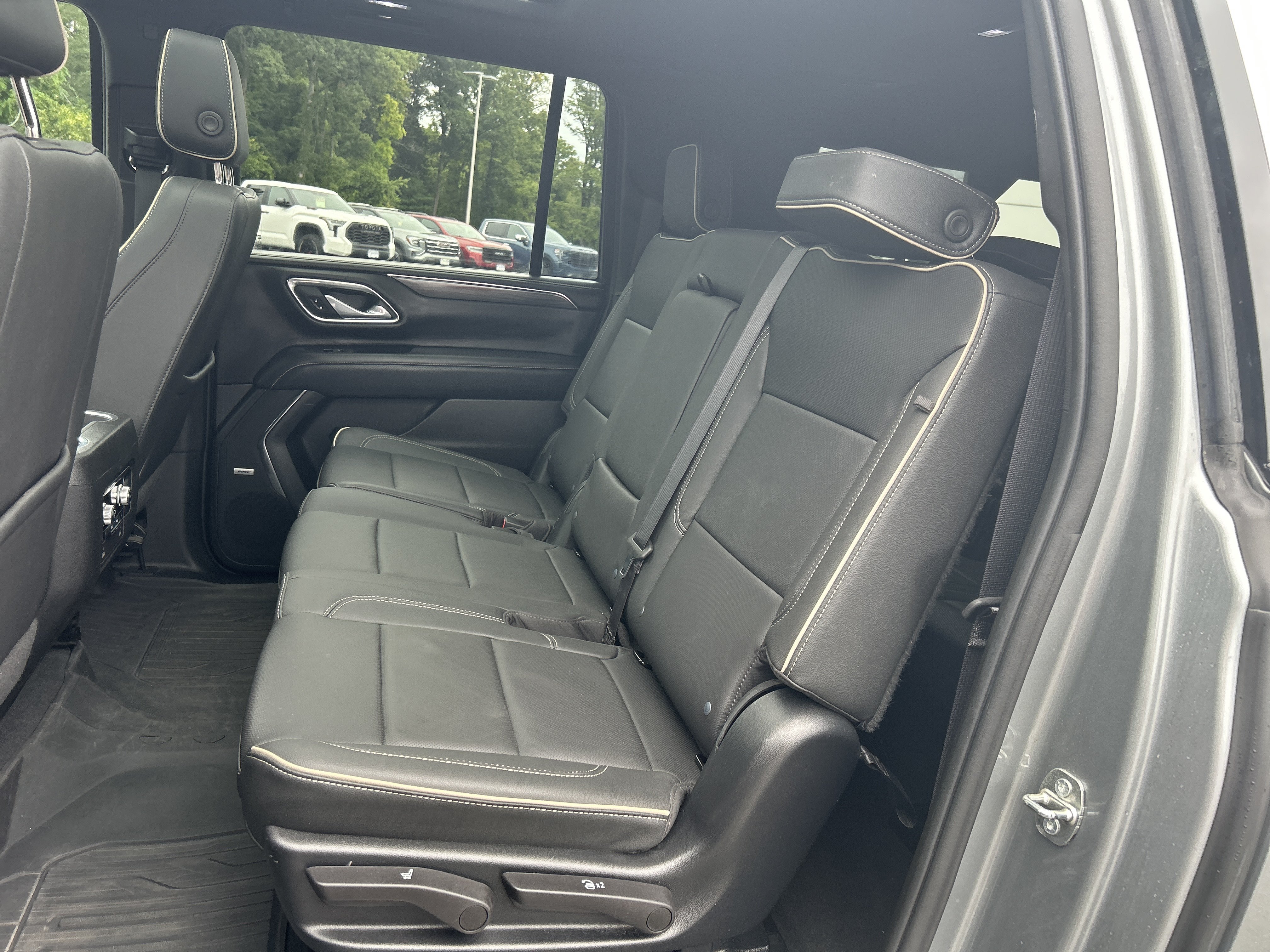 Certified 2023 GMC Yukon XL SLT w/ SLT Premium Package AWD/4WD image 31