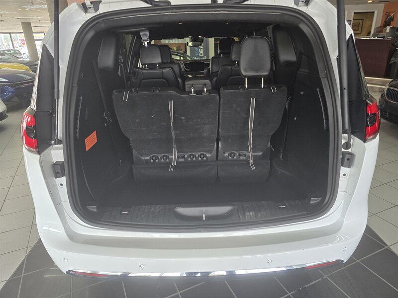 Used 2025 Chrysler Pacifica Select FWD image 36
