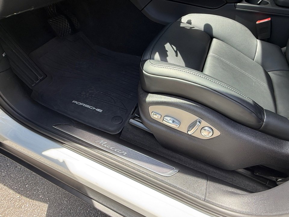 Certified 2026 Porsche Macan Turbo AWD/4WD image 25