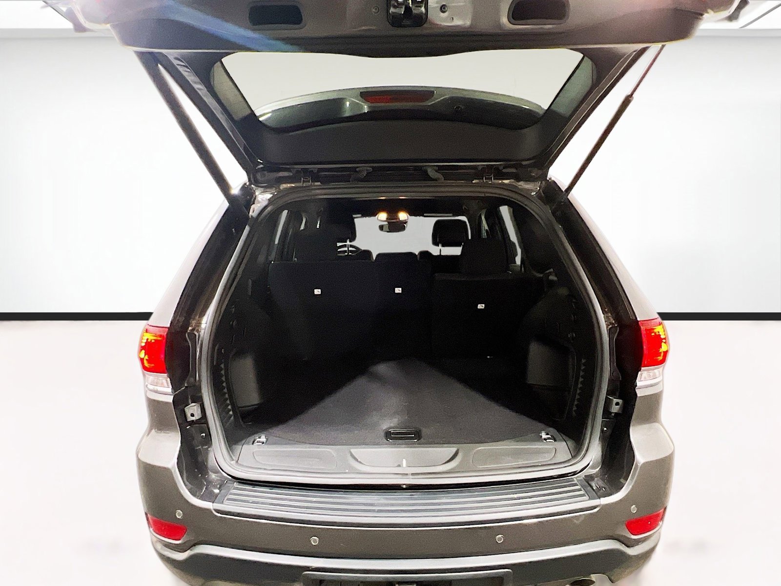 Used 2021 Jeep Grand Cherokee Laredo w/ Security & Convenience Group AWD/4WD image 18