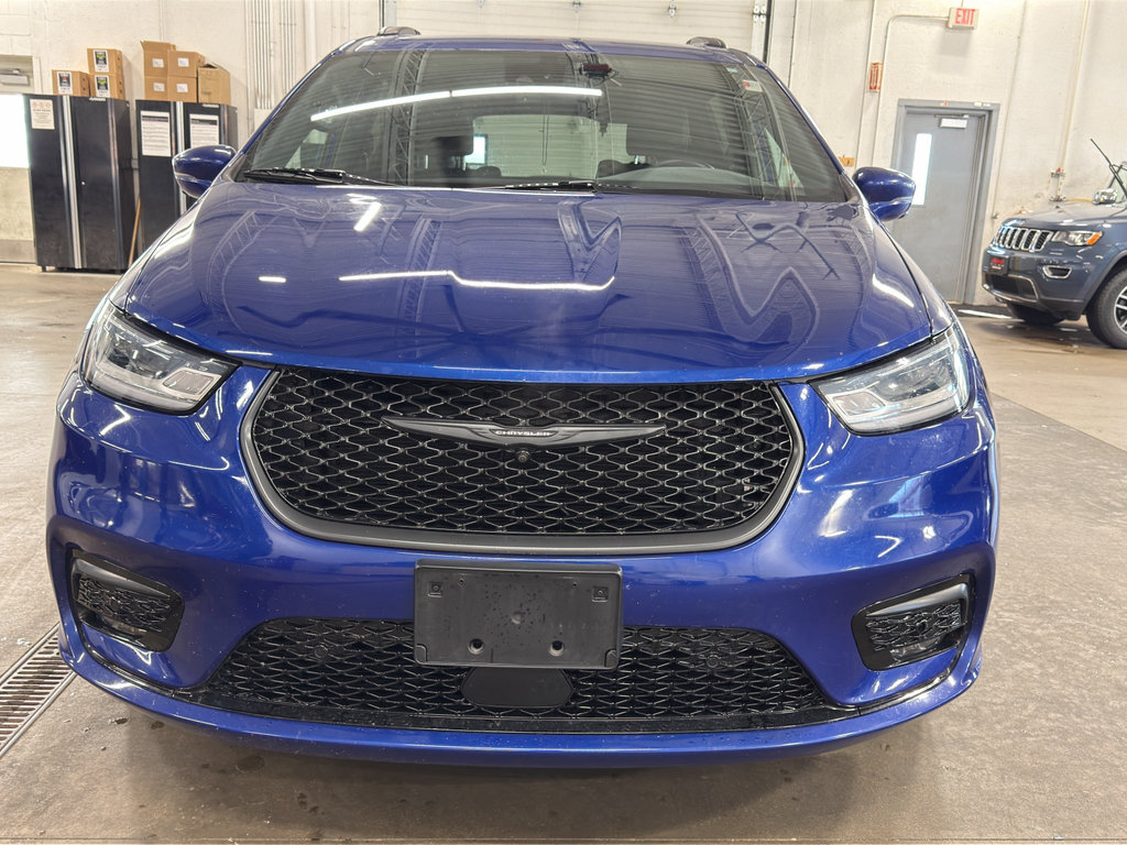 Used 2021 Chrysler Pacifica Touring-L w/ Uconnect Theater Family Group AWD/4WD image 2