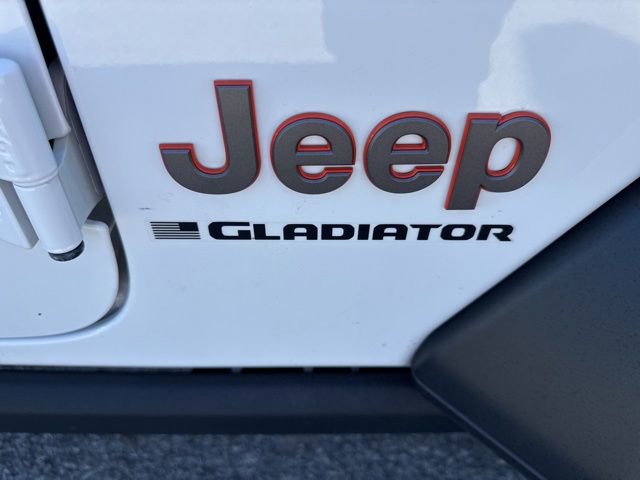 Used 2025 Jeep Gladiator Mojave w/ Convenience Group AWD/4WD image 16
